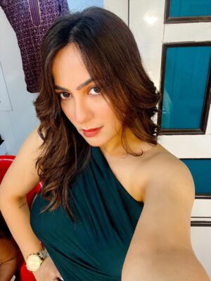 Shalini Mahhall Instagram - “Love yourself, and don’t apologize for it,” 🌟💋🎬
#entertainer #shalinimahhall
