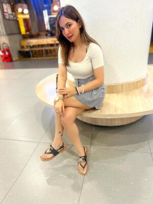 Shalini Mahhall Instagram - This era is called:🌸
Keeping a good heart but more selective about who
gets access to it !!✌️🤍
#photo #igers #bhfyp #love #me #shalinimahhall #entertainer