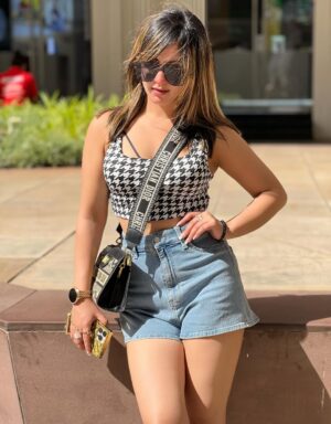 Shalini Mahhall Instagram - kinda have feelings but then again
kinda heartless !! 🖤
#entertainer
#shalinimahhall