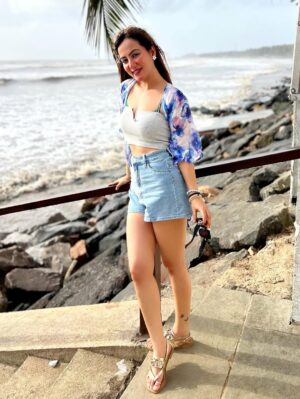 Shalini Mahhall Instagram - Yours truly, but not truly yours !!!! 🦋🌀💙
#photo #igers #bhfyp #love #me #shalinimahhall #entertainer