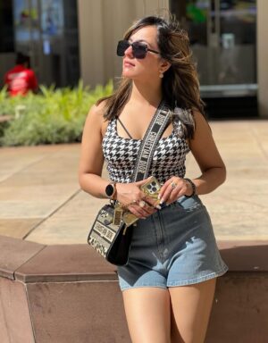 Shalini Mahhall Instagram - kinda have feelings but then again
kinda heartless !! 🖤
#entertainer
#shalinimahhall