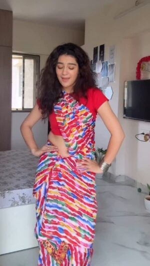 Shalvi Chauhan Instagram - Martein hai kyu🤫
.
.
#insta #reel #reelitfeelit #old