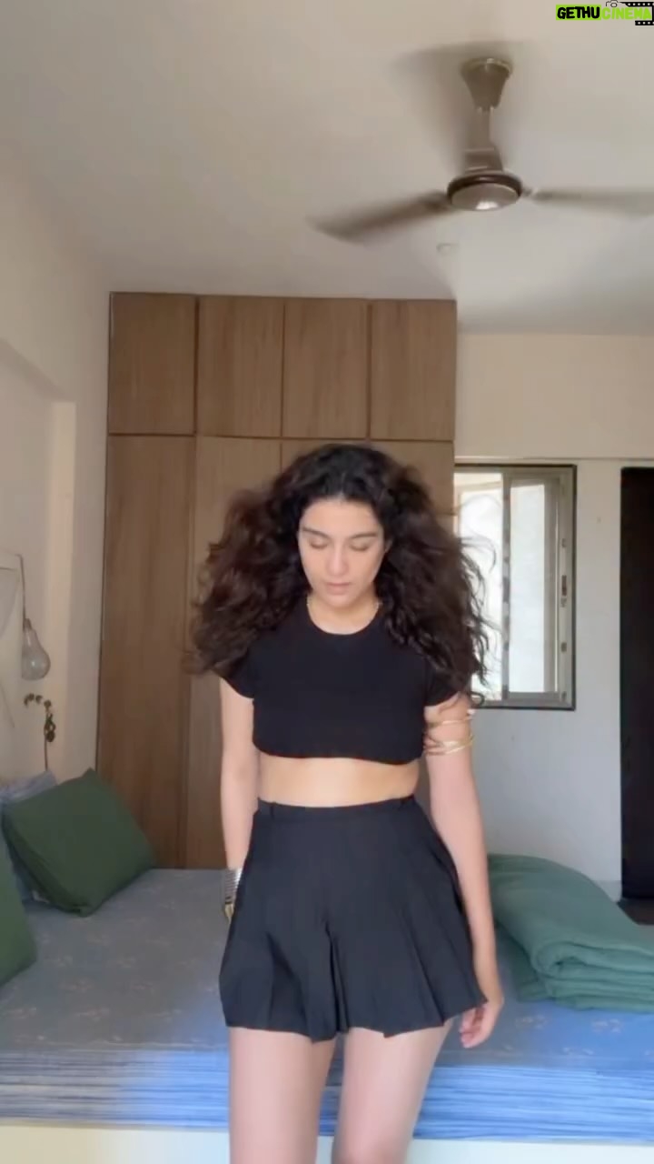 Shalvi Chauhan - 1.1K Likes - Baaj se teetar hogaye ♥️🎀

#explore #instagram #akritinegi #trend #dance #dancer #exploremoreً #danceislife #treandingreels #trendingsongs