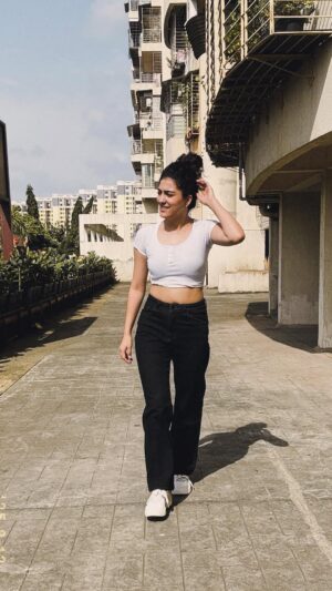 Shalvi Chauhan Instagram - Old School?? Yes I am🤭
.
.
#azul #dance #insta #fyp