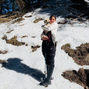 Shalvi Chauhan Instagram - Swipe Right to see My (❤️)
Last video to apne risk par dekhna sab🫣
.
.
#pahad #snow #family