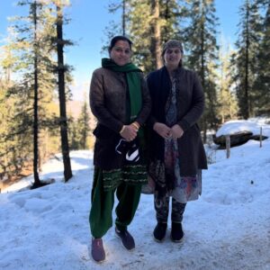 Shalvi Chauhan Instagram - Swipe Right to see My (❤️)
Last video to apne risk par dekhna sab🫣
.
.
#pahad #snow #family