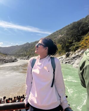 Shalvi Chauhan Instagram - Devprayag🌊🕊️
.
.
.
#shalvi#devparyag #ganga