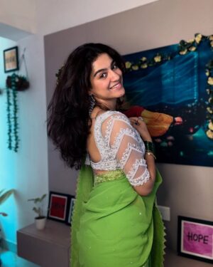 Shalvi Chauhan Instagram - रख लूँ छूपा के मैं कहीं तुझको
साया भी तेरा ना मैं दूं🫶🏻
.
.
#sari #shalvi #inata #post