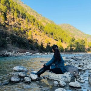 Shalvi Chauhan Instagram - Swipe Right to see My (❤️)
Last video to apne risk par dekhna sab🫣
.
.
#pahad #snow #family