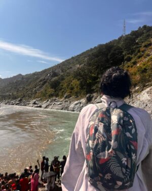 Shalvi Chauhan Instagram - Devprayag🌊🕊️
.
.
.
#shalvi#devparyag #ganga