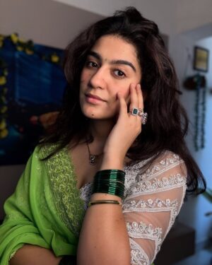Shalvi Chauhan Instagram - रख लूँ छूपा के मैं कहीं तुझको
साया भी तेरा ना मैं दूं🫶🏻
.
.
#sari #shalvi #inata #post