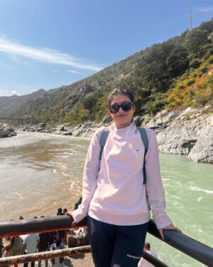 Shalvi Chauhan Instagram - Devprayag🌊🕊️
.
.
.
#shalvi#devparyag #ganga