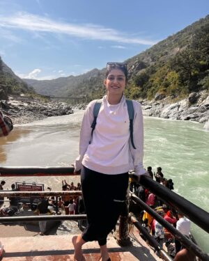 Shalvi Chauhan Instagram - Devprayag🌊🕊️
.
.
.
#shalvi#devparyag #ganga