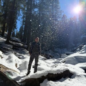 Shalvi Chauhan Instagram - Swipe Right to see My (❤️)
Last video to apne risk par dekhna sab🫣
.
.
#pahad #snow #family