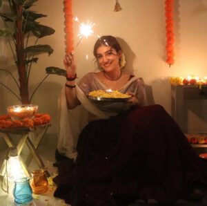 Shalvi Chauhan Instagram - May this Diwali be the festival of true happiness in your life, with your loved ones🪔🌸
आपको दिवाली की शुभकामनाएं
.
.
.
#shalvi #diwali #shalvi #insta #festival #saynotocrackers