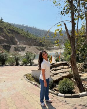 Shalvi Chauhan Instagram - I am just a child and the last one is my Aatma🤭
.
.
#post #nature #kaichi #kaichidham_mandir✨🙏💫❤️nainital #kakdighat