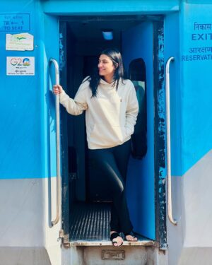 Shalvi Chauhan Instagram - Ajaa meri train bai beth Jaa😅
.
.
.
#train #shalvi #post
