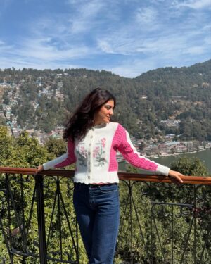 Shalvi Chauhan Instagram - Love affair with Nature❤️🫣
.
.
.
#shalvi#instagood #nenitaal🏔️ #nature