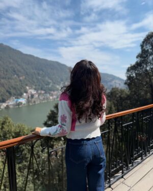 Shalvi Chauhan Instagram - Love affair with Nature❤️🫣
.
.
.
#shalvi#instagood #nenitaal🏔️ #nature