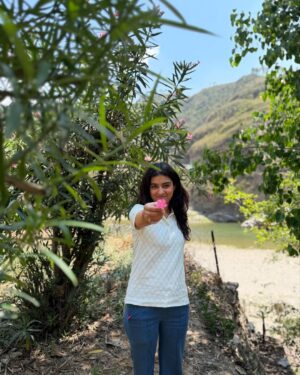 Shalvi Chauhan Instagram - I am just a child and the last one is my Aatma🤭
.
.
#post #nature #kaichi #kaichidham_mandir✨🙏💫❤️nainital #kakdighat