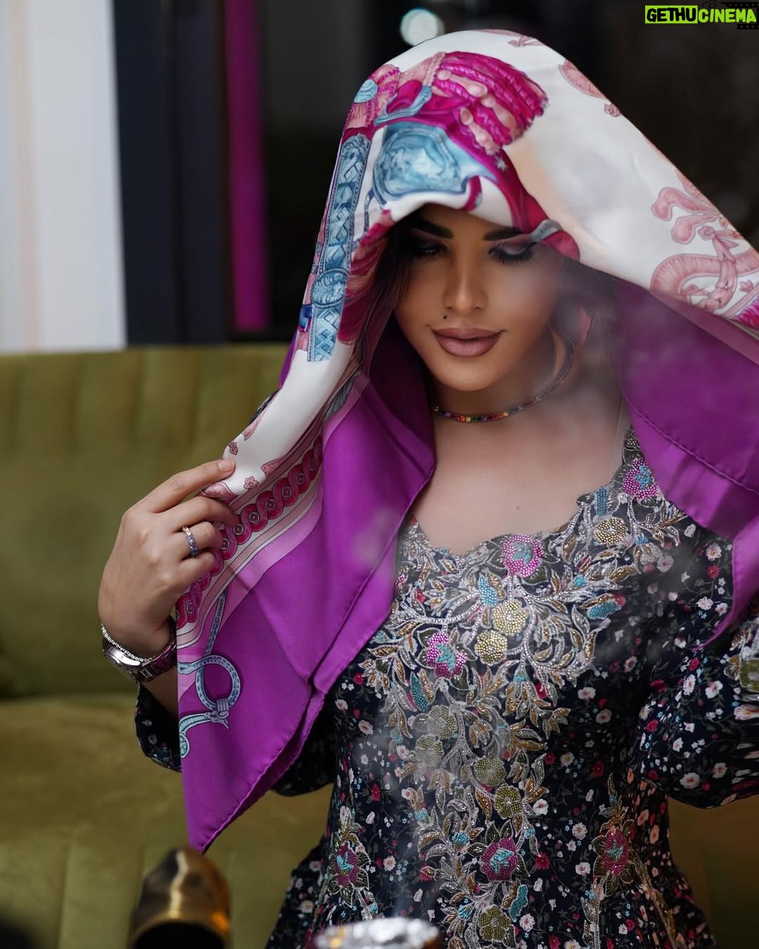 Shams - 30K Likes - يهب الله كل طائر رزقه ولكنه لا يلقيه له في العش 👌♥️