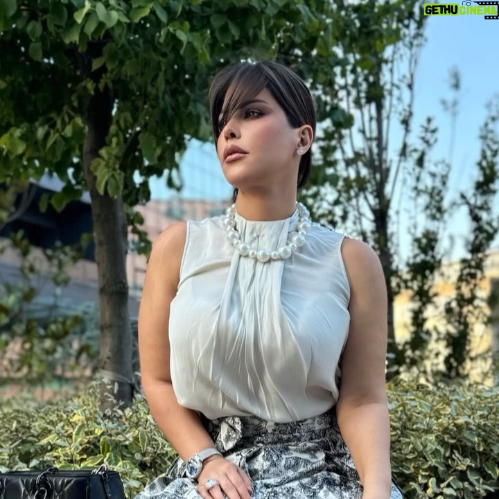 Shams - 46K Likes - حابة كنت انزل بوست تجاري  للميديا واكتب فيه بيت شعر ،،او اغنية ،،او امسي عليكم  او  اي شي  من الي حن نسويه كفنانين  وانا  انزل الصورة الان  فاقدة التعبير  والله العظيم  والله العظيم  قلبي حزين  ونفسيتي زي الزفت  حزينة على #لبنان  حزينة على #فلسطين  زعلانة  من كل العالم  على سكوتهم وفقدانهم انسانيتهم  في انقاذ اهلنا في #لبنان و #فلسطين  هذا السكوت راح يخلينا كل يوم نفقد بلد من بلادنا  تحت مسمى  #سني وهذا #شيعي  وهذا  بعيد عني حدوده وهذا مالي خص فيه وهذا  يعبد دين غير ديني  #ويل_للعرب_من_شر_قد_إقترب