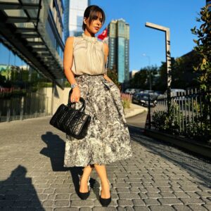 Shams Instagram - حابة كنت انزل بوست تجاري  للميديا واكتب فيه بيت شعر ،،او اغنية ،،او امسي عليكم  او  اي شي  من الي حن نسويه كفنانين  وانا  انزل الصورة الان  فاقدة التعبير  والله العظيم  والله العظيم  قلبي حزين  ونفسيتي زي الزفت  حزينة على #لبنان  حزينة على #فلسطين  زعلانة  من كل العالم  على سكوتهم وفقدانهم انسانيتهم  في انقاذ اهلنا في #لبنان و #فلسطين  هذا السكوت راح يخلينا كل يوم نفقد بلد من بلادنا  تحت مسمى  #سني وهذا #شيعي  وهذا  بعيد عني حدوده وهذا مالي خص فيه وهذا  يعبد دين غير ديني  #ويل_للعرب_من_شر_قد_إقترب