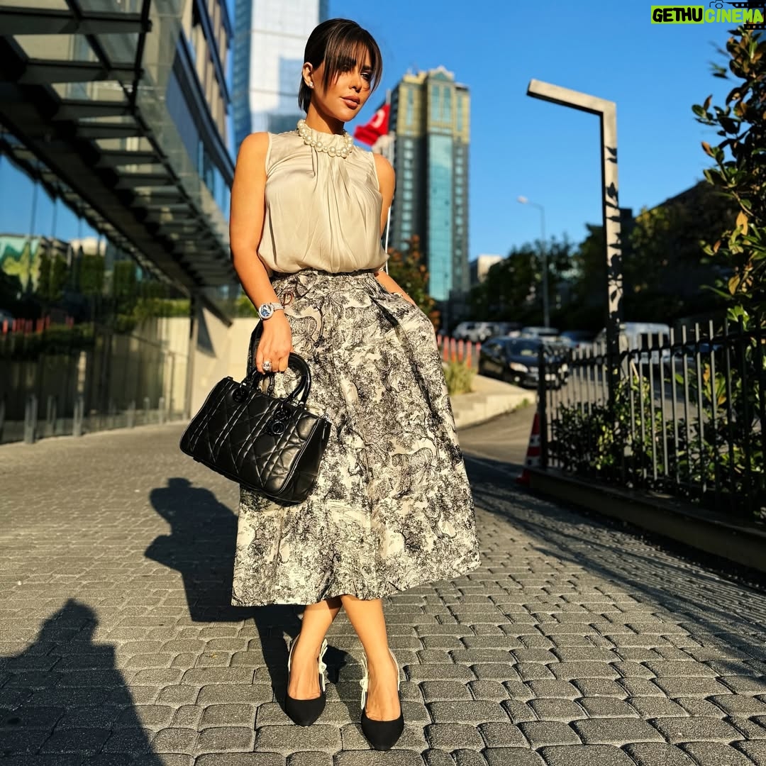 Shams - 46K Likes - حابة كنت انزل بوست تجاري  للميديا واكتب فيه بيت شعر ،،او اغنية ،،او امسي عليكم  او  اي شي  من الي حن نسويه كفنانين  وانا  انزل الصورة الان  فاقدة التعبير  والله العظيم  والله العظيم  قلبي حزين  ونفسيتي زي الزفت  حزينة على #لبنان  حزينة على #فلسطين  زعلانة  من كل العالم  على سكوتهم وفقدانهم انسانيتهم  في انقاذ اهلنا في #لبنان و #فلسطين  هذا السكوت راح يخلينا كل يوم نفقد بلد من بلادنا  تحت مسمى  #سني وهذا #شيعي  وهذا  بعيد عني حدوده وهذا مالي خص فيه وهذا  يعبد دين غير ديني  #ويل_للعرب_من_شر_قد_إقترب