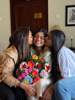 Shanudrie Priyasad Instagram - Birthday dump N’Eliya⛰️
1. Cute surprise from @tathyahills 🫖
2. Flowers I bought myself 💐
3. 28 years, still taking care of me🫀
4. Birthday kisses 👩🏻❤️💋👩🏽
5. Best friend🫶🏻
6. Lunch on me turned into lunch on him 🍽️
7. Cutest bunch from the gardener himself at @tathyahills 🧺
8. 🍻 cus its our first Naadhagama together
9. Kids wondering why they are even here🥲
10. My sweetest lil rascals💞
11. Carried my own birthday cake this time @atasteofheavenlk 🎂
12. The girl who gets flowers everyday, got me flowers on my birthday @kanchanaanuradhi 🫂
13. Mandatory rose bunch🙈
14. Never missing out on the midnight surprise 🥹