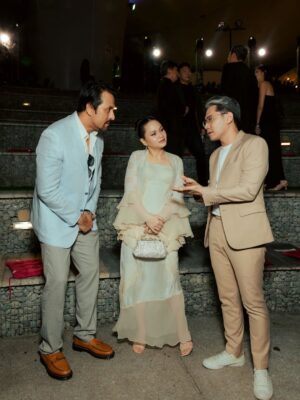 Sharifah Amani Instagram - Some relationships never change 😅🤪😆 Forever gaduh gaduh, sayang with Brontik. Nasib baik ada SuaMed tolong tenang kan keadaan now 😆😜
Congratulations on all your achievements @bront_palarae both locally and internationally. It’s been a pleasure to witness your journey. To more great work and important roles. ✨
Adik sayang you ❤️
