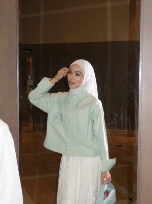 Sharifah Rose Instagram - Staring into my own reflection, admiring my skin glow up all thanks to @wardahbeauty_my āØ
I got the chance to first try the PDRN serum last month when my skin was struggling with tiny bumps and v v dry. Safe to say that my skin has never looked better and glowing! Even in pictures you can see my skin is glowing š„¹šš«¶š¼
#WardahBeautyMY #WardahPDRNSerum