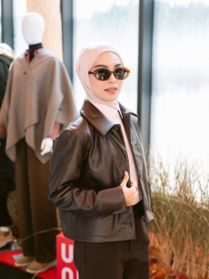 Sharifah Rose Instagram - Same base, different outerwear. Proves that you can switch up your outerwear for different mood and vibe. Uniqlo 2025 Fall/Winter, Revisiting Classics.
@uniqlomyofficial
#UniqloMY #25FWCollectionPreview #UNIQLOMalaysia