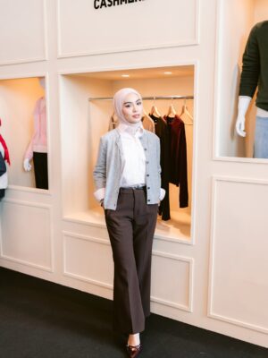 Sharifah Rose Instagram - Same base, different outerwear. Proves that you can switch up your outerwear for different mood and vibe. Uniqlo 2025 Fall/Winter, Revisiting Classics.
@uniqlomyofficial
#UniqloMY #25FWCollectionPreview #UNIQLOMalaysia