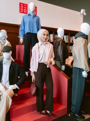 Sharifah Rose Instagram - Same base, different outerwear. Proves that you can switch up your outerwear for different mood and vibe. Uniqlo 2025 Fall/Winter, Revisiting Classics.
@uniqlomyofficial
#UniqloMY #25FWCollectionPreview #UNIQLOMalaysia