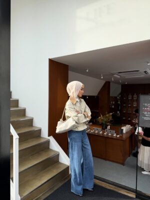 Sharifah Rose Instagram - Never not comfy š¤
Got so many people asked about this jeans, iām wearing @uniqlomyofficial Drapey Wide Flare Jeans! I feel like i shouldnāt gate keeping it. It has the best cutting for petite people like me and itās SOO comfortable. I could bury myself in this jeans. Also wearing Zip Up Short Jacket š«¶š¼