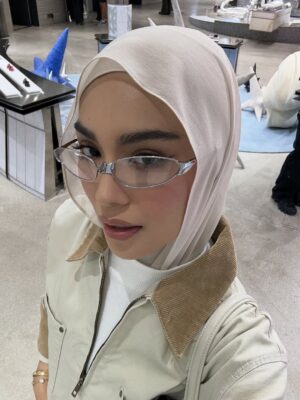 Sharifah Rose Instagram - Never not comfy š¤
Got so many people asked about this jeans, iām wearing @uniqlomyofficial Drapey Wide Flare Jeans! I feel like i shouldnāt gate keeping it. It has the best cutting for petite people like me and itās SOO comfortable. I could bury myself in this jeans. Also wearing Zip Up Short Jacket š«¶š¼