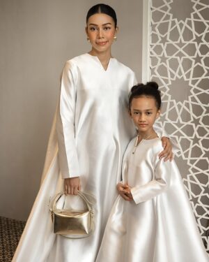 Sharifah Sakinah Instagram - Selamatlah hari raya maaf lahir dan batin . Eid mubarak 🌙
Suci by @behati.my
Shot by @carloskhu
Make up @syedfaizalsyednoh
Handbag @ayaayastudios
