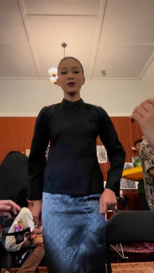 Sharifah Sakinah Instagram - High pitch lagu ni penat Nak deliver . Sempena @liyanajasmay kena sidai I sanggup post berjoget Kat ig.