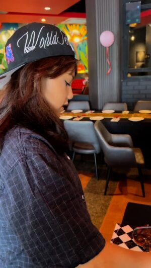 Sharifah Shahirah Instagram - Hmm maknya Edit sendiri buat subtitles  bila @nabilzira  sebut tapi keluar ba alip ba ya kenapa ehhpastu nakrepair tak reti dah

Yang penting ada nak celebrate makan freah sedap gi si kat Puchong  je
Memacam ada pasta dia pun sedap ..ada oyster segala mak nenek dek noon ..jap gi makan ubat kolestrol jap lalalalalala ..alhamdullillahhhhh tersedap dan terbaik
@yopssteakseafood 
@yopssteakseafood