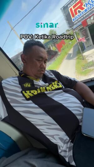 Sharifah Shahirah Instagram - Driver penat drive, penumpang pun penat … penat tidur 😂 Cuba teka siapa yang last tu? 👀

#SINARKongsi #SINARMuzikRetroTerbaik
