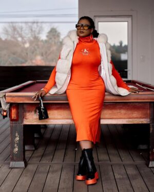 Shauwn Mkhize Instagram - Monday Mantra: Bold in orange and fierce in fur. 🧡
Facing this week head-on, braving the cold and radiating warmth. 🤗✨
I‘m ready for whatever comes my way. 💫🙌🏾
#MondayMood #WinterisHere #MondayMotivation #Kwamamkhize
#OrangeIsTheNewBlack