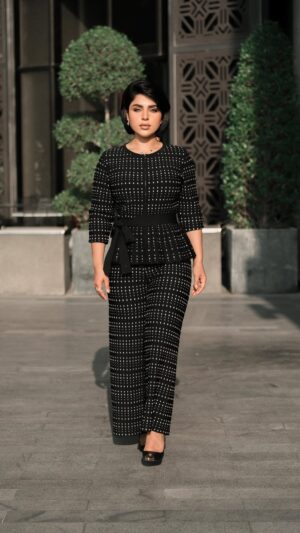 Shaymaa El Kuwaitia Instagram - لا سلطة لنا على قلوبنا فهي تنبض لمن أرادت
❤️
Outfit : @carolinaherrera
Makeup artist : @lpbkuwait
Hairstyle : @lpbkuwait
Stylist : @musaed.d
لوك حلقة يوم الجمعة اللي فات في برنامج المسابقات ( ٢٠ ثانية ) على تلفزيون دولة الكويت
#شيماء_سليمان #سبانيولي #ما_نسيتك #بل_هذا_الحب #shaymaa_sulaiman #spanioly #اغاني #موسيقى #حفلات #اعراس #فن #music #songs #اسبانيا #Spain #flamengo #القادم_أجمل #برنامج_٢٠_ثانية
كنت متردده انزل الفيديو بسبة الرطوبه كانت حيل مبينة و مأثره على البشرة هذا ممكن اسميه فوتوشوت الرطوبه 😂