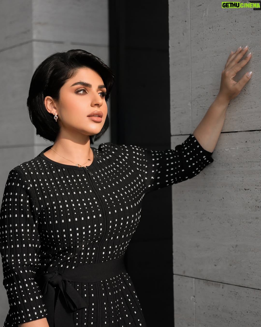 Shaymaa El Kuwaitia - 2.6K Likes - فخورة بكل محاولاتي وإنجازاتي من أصغرها لي أكبرها الحمدلله دائماً و أبدا

Outfit : @carolinaherrera 
Makeup artist : @lpbkuwait 
Hairstyle : @lpbkuwait 
Stylist : @musaed.d 

لوك حلقة يوم الجمعة اللي فات في برنامج المسابقات ( ٢٠ ثانية ) على تلفزيون دولة الكويت 

#شيماء_سليمان #سبانيولي #ما_نسيتك  #بل_هذا_الحب #shaymaa_sulaiman #spanioly #اغاني #موسيقى #حفلات #اعراس #فن #music #songs #اسبانيا #Spain #flamengo #القادم_أجمل #برنامج_٢٠_ثانية