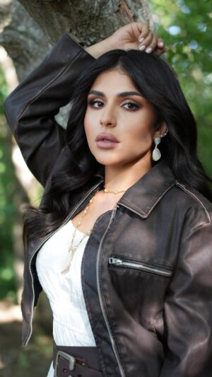 Shaymaa El Kuwaitia Instagram - أهديكم جديدي 🎼 فيديو كليب #ما_نسيتك على قناتي في اليوتيوب.
رابط الكليب في البايو 🎬
إخراج: @nahlaalfahad
ألحان: @official.adham
كلمات: @mshrf.Itby
توزيع: @noorhashem9
Makeup & Hair: @m_alshaddakh
Stylist: @musaed.d
Executive Producer: @beyond_studios
#شيماء_سليمان #سبانيولي #ما_نسيتك #بل_هذا_الحب #shaymaa_sulaiman #spanioly #اغاني #موسيقى #حفلات #اعراس #فن #music #songs #اسبانيا #spain #flamengo