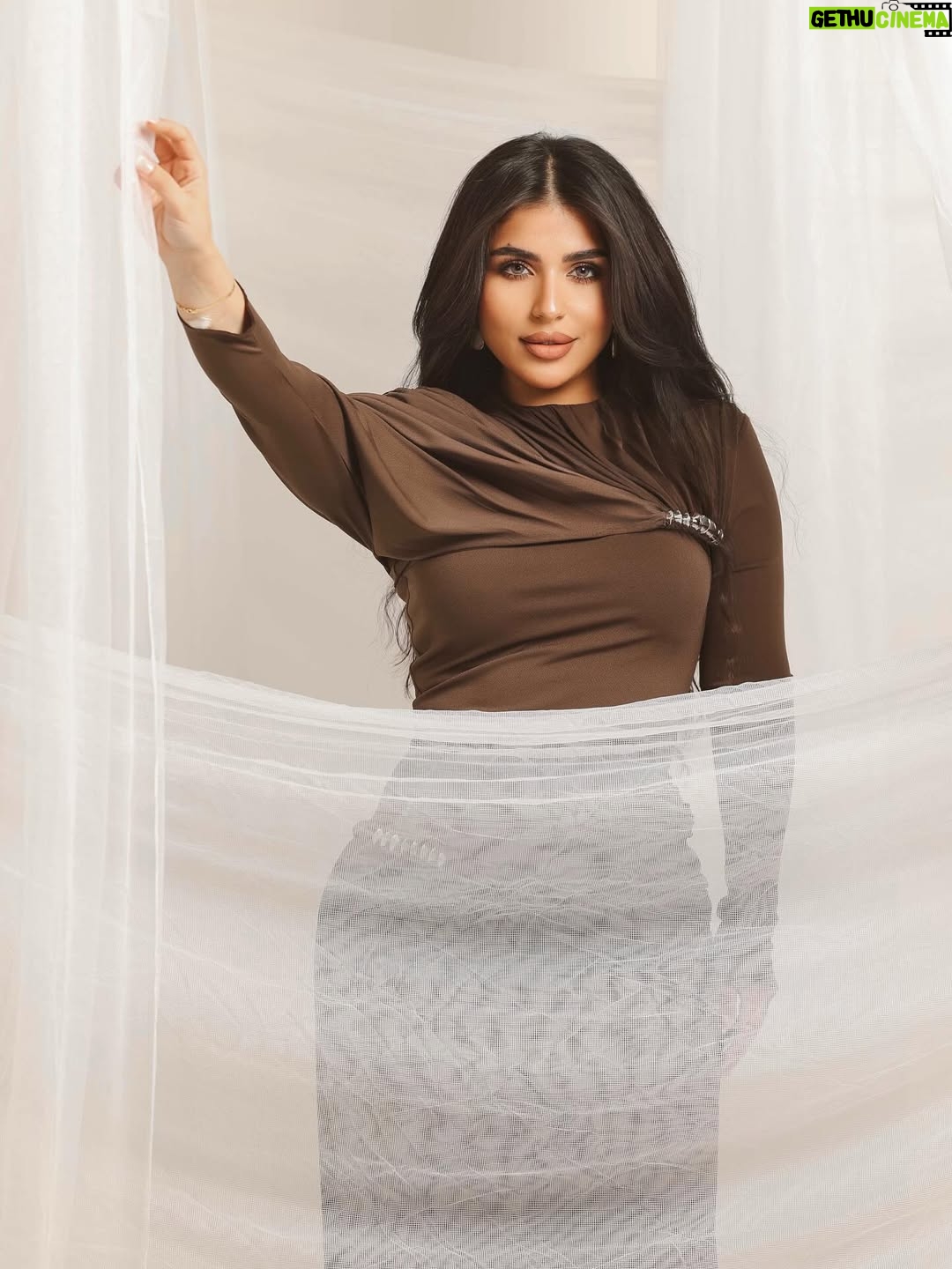 Shaymaa El Kuwaitia - 2.2K Likes - كل شهر كنت ألاحق القمر وأوثّق لحظة اكتماله…
وما كنت أدري إن يوم اكتماله، هو يوم ولادتي.

هالسنة، عيد ميلادي يصادف Buck Moon –
قمر يرتبط بقوة الغزلان، بتجددها، وبالبدايات اللي تنبع من الداخل.
هالسنة… أنا ما أطفّي شمعة، أنا أحييها.
🕯️ عيد ميلادي، بس بطريقة تشبهني.
بصوت… يشبهني 🕯️🤎🦌