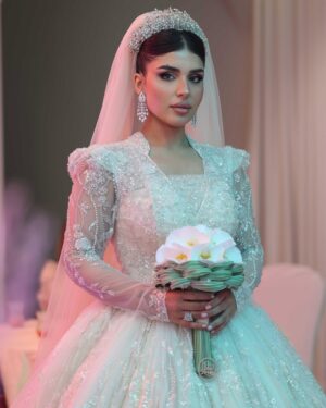 Shaymaa El Kuwaitia Instagram - “في حلقة تشبه الحلم كنت أجمل عروس وما كان راح يكتمل اللوك من غير لمسات صديقاتي المبدعات اللي صنعوا من تفاصيل هذا اللوك لوحة فنية وصارت الحلقة مميزة 🤍
Makeup: @mimo_makeup
Dress: @nora.al.abdullah
Jewelry: @a.h.alfares
Bridal bouquet: @omar_alrayyes
Hair: @huda_hair_style
Photographer : @deemahh__