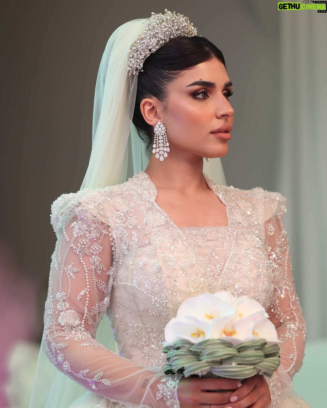 Shaymaa El Kuwaitia - 5.8K Likes - “في حلقة تشبه الحلم كنت أجمل عروس وما كان راح يكتمل اللوك من غير لمسات صديقاتي المبدعات اللي صنعوا من تفاصيل هذا اللوك لوحة فنية وصارت الحلقة مميزة 🤍
Makeup: @mimo_makeup 
Dress: @nora.al.abdullah 
Jewelry: @a.h.alfares 
Bridal bouquet: @omar_alrayyes 
Hair: @huda_hair_style 
Photographer : @deemahh__