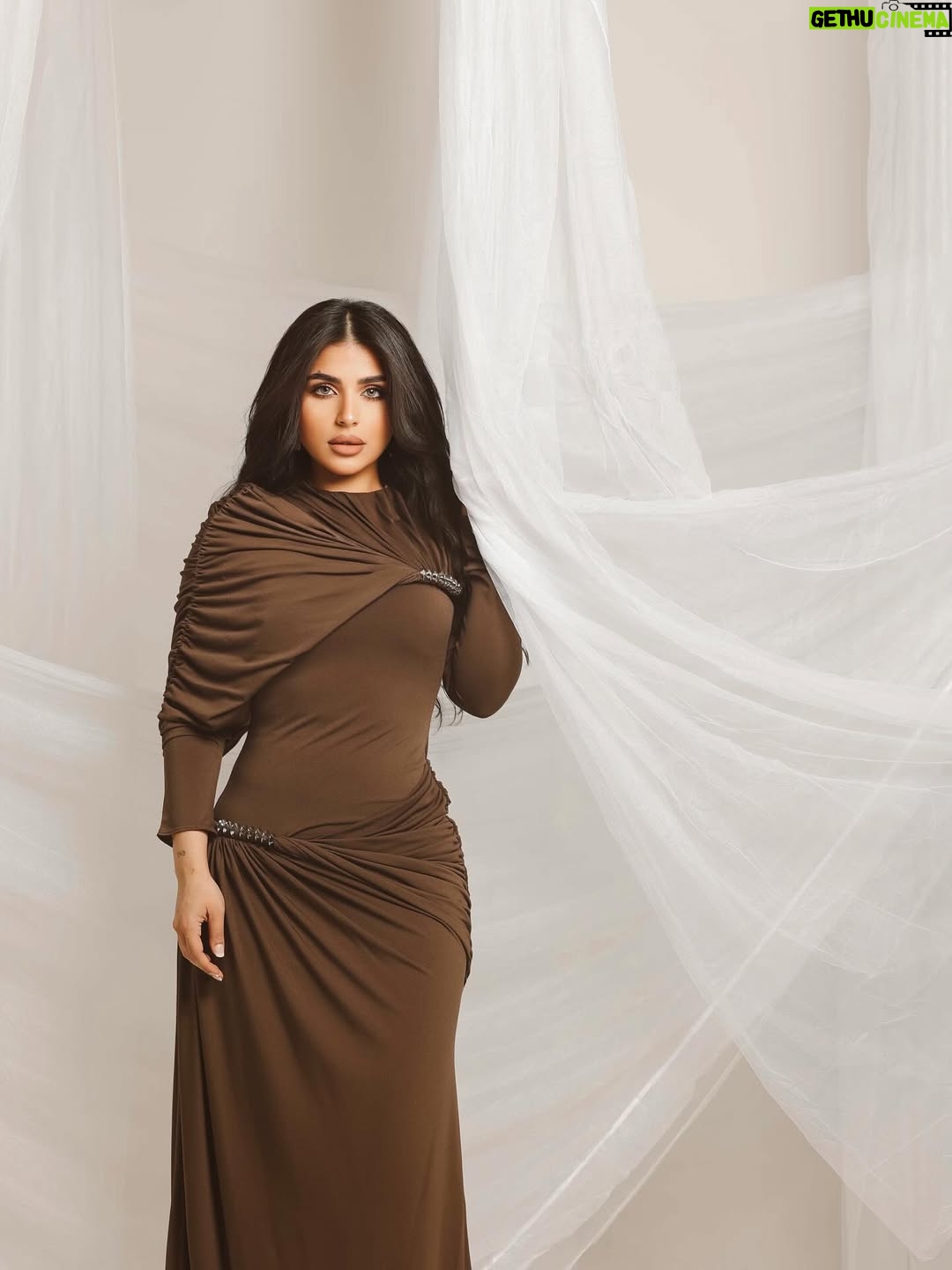 Shaymaa El Kuwaitia - 2.2K Likes - كل شهر كنت ألاحق القمر وأوثّق لحظة اكتماله…
وما كنت أدري إن يوم اكتماله، هو يوم ولادتي.

هالسنة، عيد ميلادي يصادف Buck Moon –
قمر يرتبط بقوة الغزلان، بتجددها، وبالبدايات اللي تنبع من الداخل.
هالسنة… أنا ما أطفّي شمعة، أنا أحييها.
🕯️ عيد ميلادي، بس بطريقة تشبهني.
بصوت… يشبهني 🕯️🤎🦌