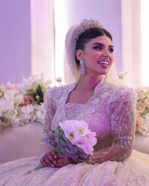 Shaymaa El Kuwaitia Instagram - “في حلقة تشبه الحلم كنت أجمل عروس وما كان راح يكتمل اللوك من غير لمسات صديقاتي المبدعات اللي صنعوا من تفاصيل هذا اللوك لوحة فنية وصارت الحلقة مميزة 🤍
Makeup: @mimo_makeup
Dress: @nora.al.abdullah
Jewelry: @a.h.alfares
Bridal bouquet: @omar_alrayyes
Hair: @huda_hair_style
Photographer : @deemahh__