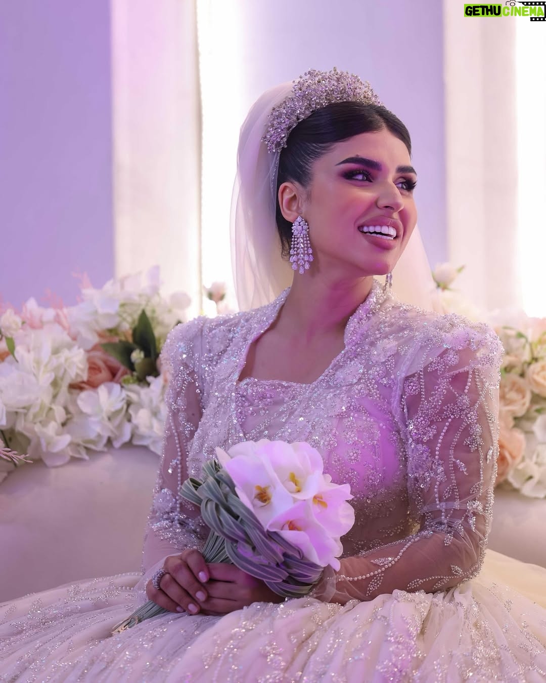 Shaymaa El Kuwaitia - 5.8K Likes - “في حلقة تشبه الحلم كنت أجمل عروس وما كان راح يكتمل اللوك من غير لمسات صديقاتي المبدعات اللي صنعوا من تفاصيل هذا اللوك لوحة فنية وصارت الحلقة مميزة 🤍
Makeup: @mimo_makeup 
Dress: @nora.al.abdullah 
Jewelry: @a.h.alfares 
Bridal bouquet: @omar_alrayyes 
Hair: @huda_hair_style 
Photographer : @deemahh__